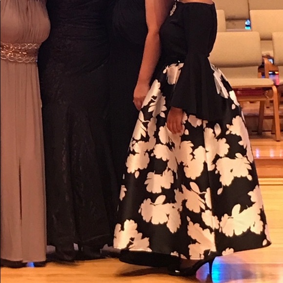 ⚫️⚪️ Floral Floor Length Skirt - Picture 2 of 3